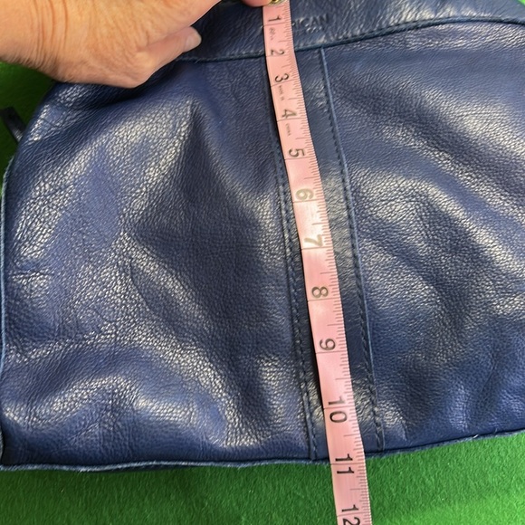 AMERICAN LEATHER CO BLUE SOFT LEATHER TRIPPLE ENTRY BUCKET SHOULDER BAG - Picture 15 of 16